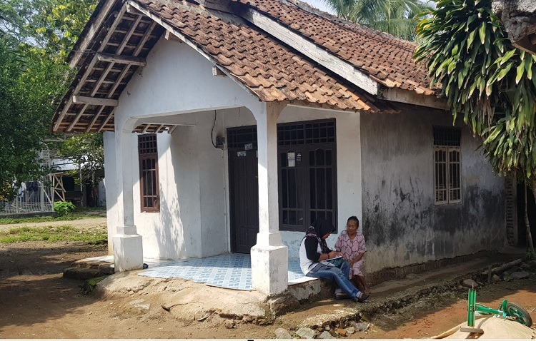 Seorang tokoh masyarakat sedang berdiskusi dengan Bagus Utomo tentang perlunya Menteri Kesehatan yang memerhatikan kesehatan jiwa (foto: penulis)