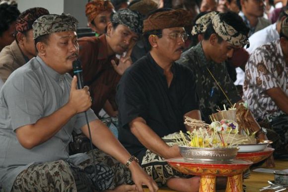 Speaking up for women: questions and answers at a simakrama campaign event bodrek2.jpg